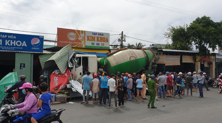 Xe trộn bêtông cuốn 2 xe máy vào gầm rồi tông vào quán ăn ven đường - Ảnh 1.