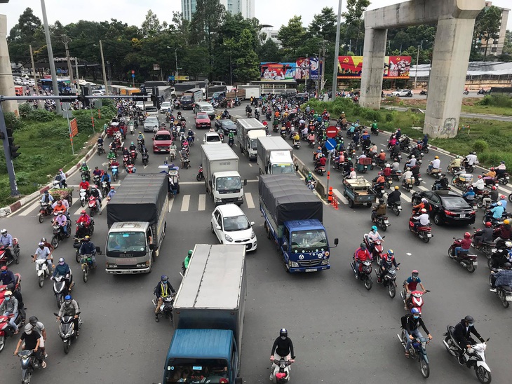 Va chạm giao thông liên hoàn, cầu vượt Thủ Đức kẹt cứng nhiều giờ - Ảnh 3.