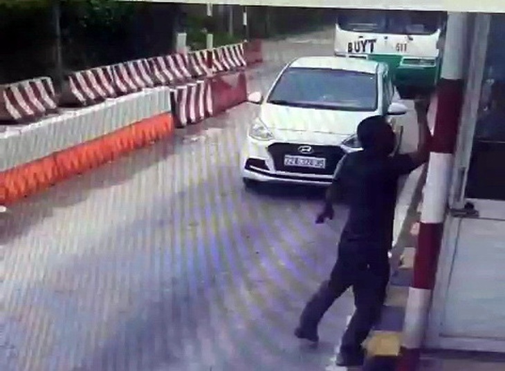 Vượt ẩu bị barie chắn lại, tài xế chửi và tát nữ nhân viên trạm thu phí - Ảnh 1. Vượt ẩu bị barie chắn lại, tài xế chửi và tát nữ nhân viên trạm thu phí - Ảnh 1.