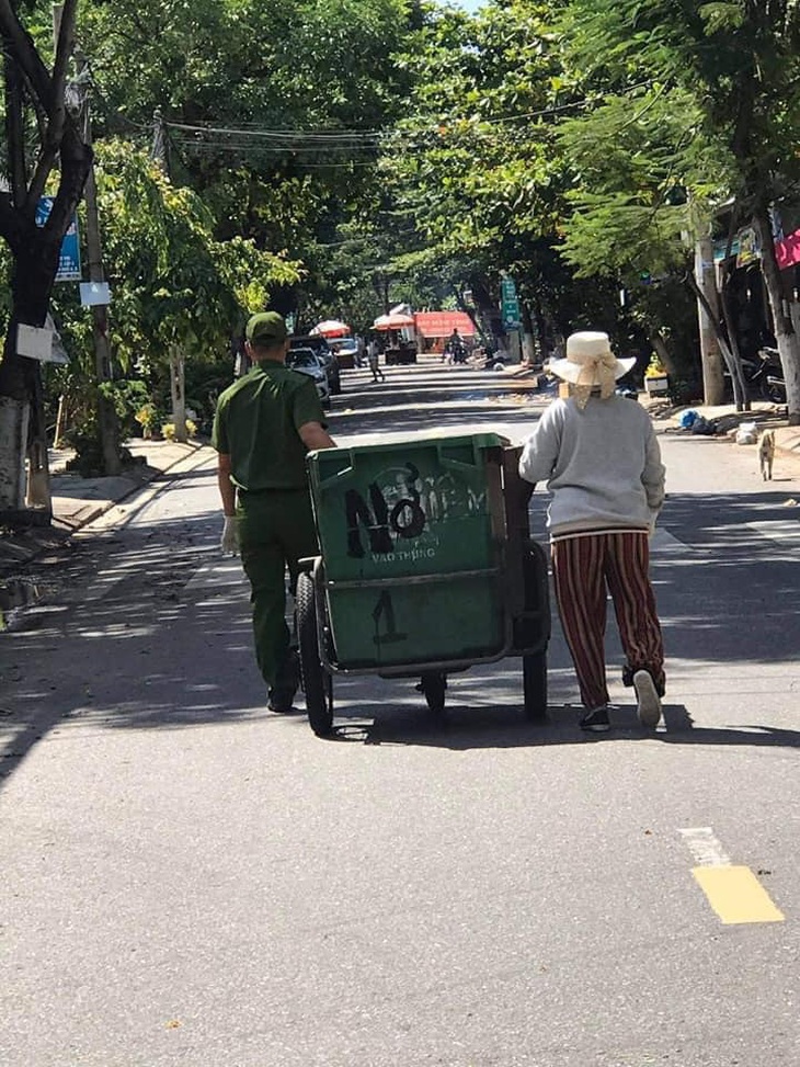 Công an ăn vội ổ bánh mì, trắng đêm chống dịch ở điểm nóng - Ảnh 8.