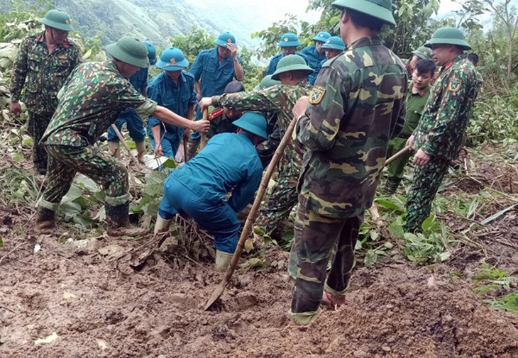 Mưa lũ ở Lào Cai: đất đá đè trúng nhà, đường ngập hơn 1 mét - Ảnh 2.