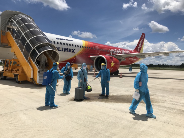 Mỗi ngày một chuyến bay cứu trợ, Vietjet đưa gần 2.000 đồng bào về nước - Ảnh 3.