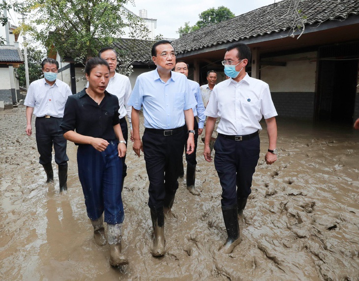 Lũ ngập Trùng Khánh, xe hơi bị gói trong bao nhựa - Ảnh 3.