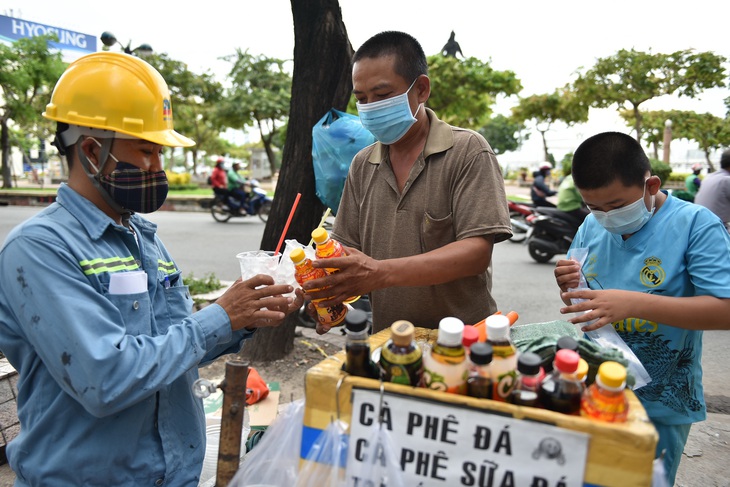 Hàng rong thêm lao đao vì dịch - Ảnh 3.