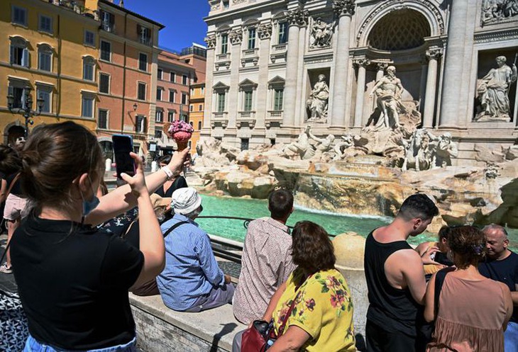 Phát ớn vì khách siêu quậy ngay hậu COVID-19, Venice tăng nặng hình phạt - Ảnh 1.