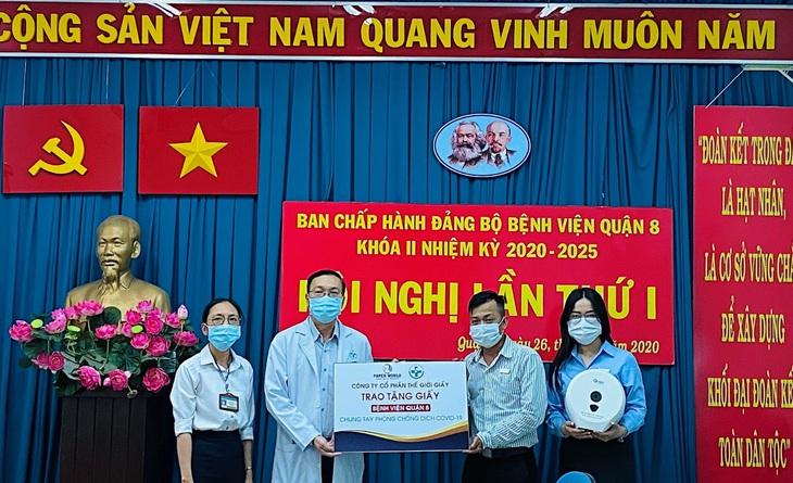 Hơn 3 tỉ đồng sản phẩm giấy vệ sinh, giấy đa năng tặng các bệnh viện - Ảnh 2.