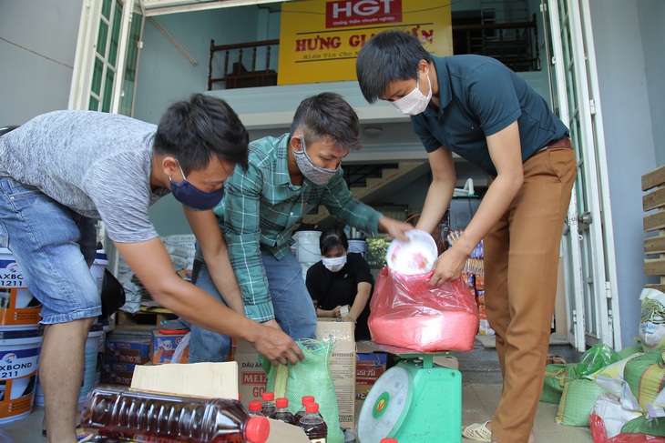 Mình khó, giúp người khó hơn - Ảnh 1. Mình khó, giúp người khó hơn - Ảnh 1.