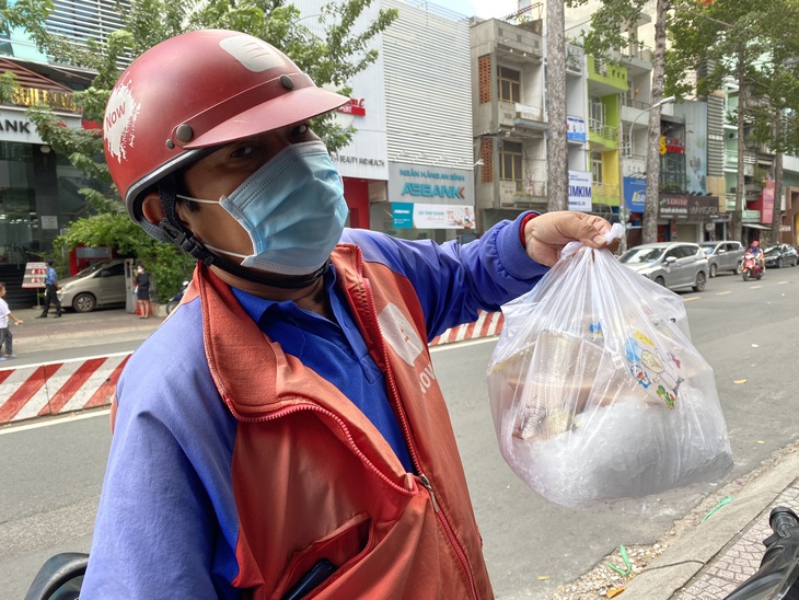 Tài xế công nghệ xếp hàng dày đặc mua chè đậu đỏ thoát ế đêm Thất tịch Sài Gòn - Ảnh 4.