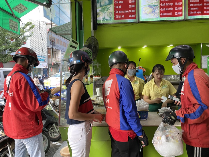 Tài xế công nghệ xếp hàng dày đặc mua chè đậu đỏ thoát ế đêm Thất tịch Sài Gòn - Ảnh 1.