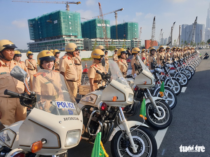 58 ‘bông hồng CSGT dẫn đoàn đầu tiên ở TP.HCM - Ảnh 1.