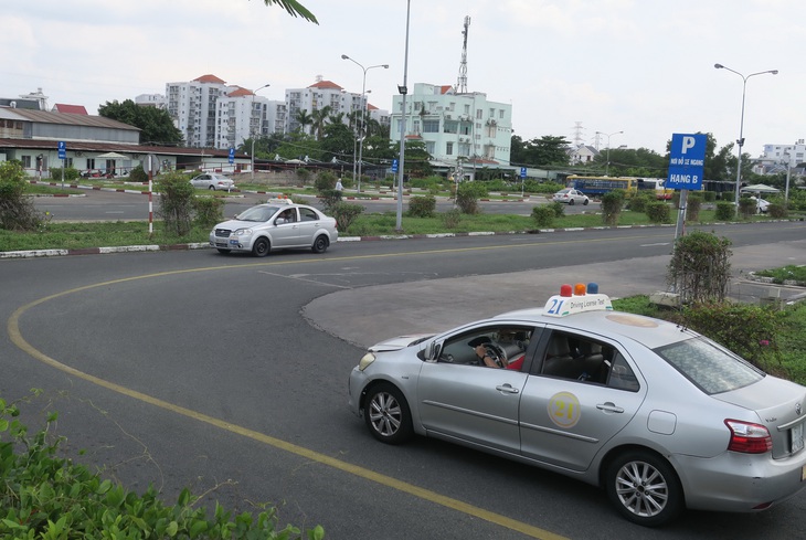 Đề xuất giảm thời hạn giấy phép lái xe còn 5 năm: Để quản lý tốt hơn sức khỏe lái xe? - Ảnh 1.