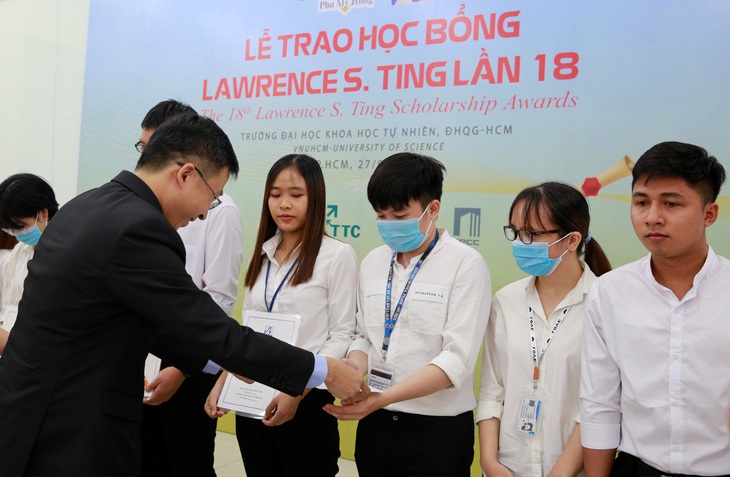 Trao 13 suất học bổng Lawrence S. Ting cho sinh viên vượt khó - Ảnh 2.