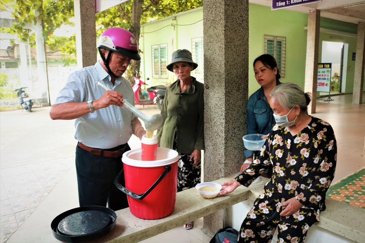 Nồi cháo nóng ấm lòng bệnh nhân - Ảnh 1.