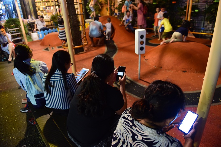 Bé gái bị sụp chân dưới nắp bêtông, khóc nhưng ba không nghe vì... chơi game - Ảnh 1. Bé gái bị sụp chân dưới nắp bêtông, khóc nhưng ba không nghe vì... chơi game - Ảnh 1.