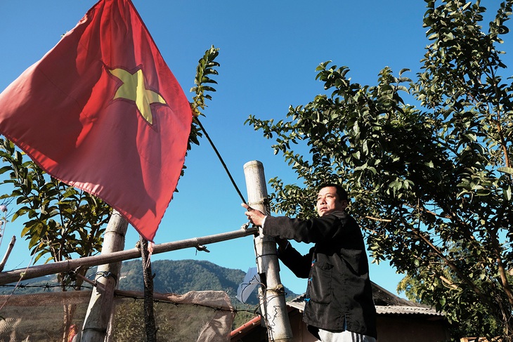 Cờ Tổ quốc trên ngôi nhà cực Tây biên ải - Ảnh 1.