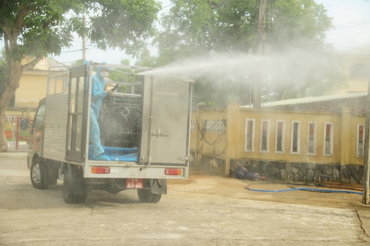 Phòng hóa Quân khu 5 phun khử trùng dập dịch tại điểm nóng Quảng Nam - Ảnh 1.