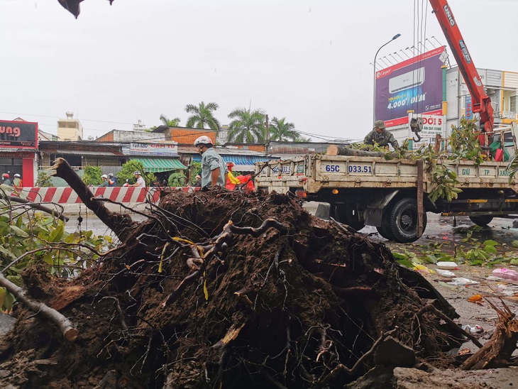 Dông lốc phá hơn 200 căn nhà ở Cần Thơ và Sóc Trăng - Ảnh 3. Dông lốc phá hơn 200 căn nhà ở Cần Thơ và Sóc Trăng - Ảnh 3.