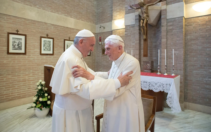 Cựu Giáo hoàng Benedict XVI đang 