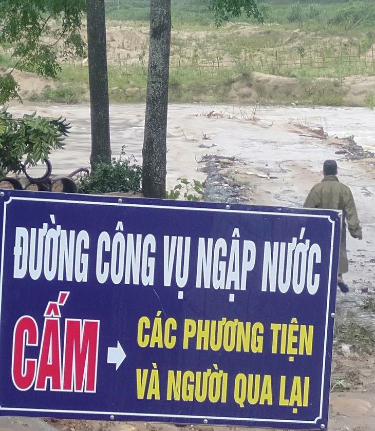 Mưa lũ sau bão số 2 cuốn trôi cầu, đập, hàng trăm hộ dân Thanh Hóa bị cô lập - Ảnh 3.