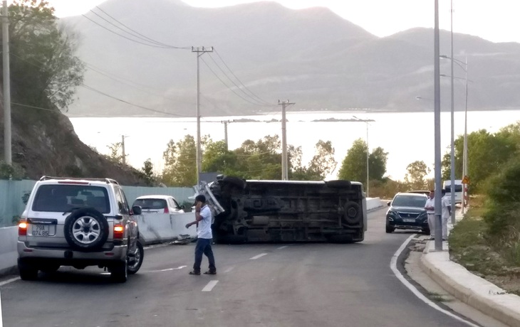 Xe khách tông dải phân cách, xe trộn bêtông ủi ‘dồn cục’ 8 xe hơi - Ảnh 2.