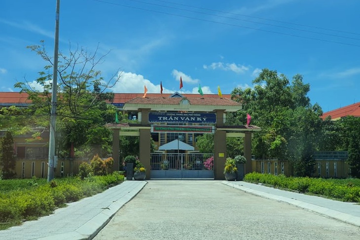 Ở Quảng Trị, không được đi học vì trường ở... Thừa Thiên Huế - Ảnh 1. Ở Quảng Trị, không được đi học vì trường ở... Thừa Thiên Huế - Ảnh 1.