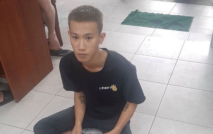 Thanh niên dùng dao khống chế nhân viên cửa hàng tiện lợi cướp tài sản - Ảnh 1. Thanh niên dùng dao khống chế nhân viên cửa hàng tiện lợi cướp tài sản - Ảnh 1.