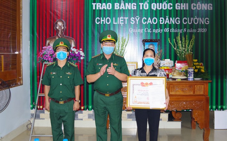 Trao bằng Tổ quốc ghi công cho thượng tá biên phòng hi sinh khi chống lũ - Ảnh 1.