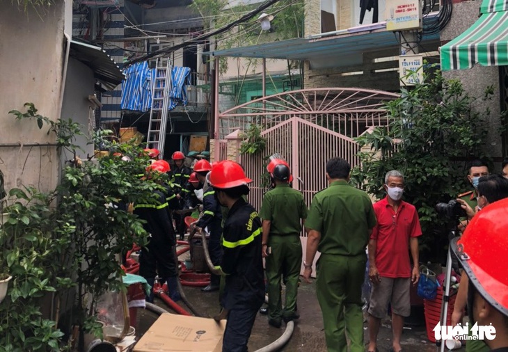 Cháy nhà trong hẻm nhỏ trung tâm TP.HCM, cả xóm bỏ chạy tán loạn - Ảnh 4.