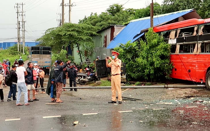 Sau va chạm, xe khách Phương Trang lủi vào nhà dân