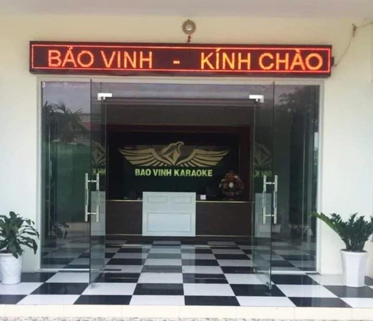 Lén hoạt động giữa dịch COVID-19, chủ quán karaoke còn để hỗn chiến chém người đổ máu - Ảnh 1.