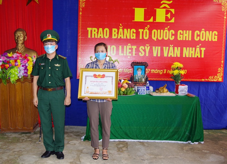 Trao bằng Tổ quốc ghi công cho sĩ quan biên phòng hi sinh khi đánh án ma túy - Ảnh 1.