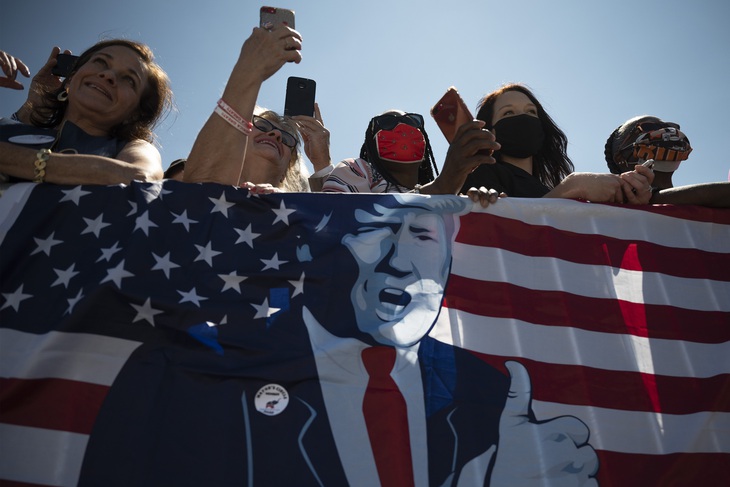 Ông Trump muốn dùng quyền của tổng thống để quyết cấp tiền cho dân - Ảnh 1. Ông Trump muốn dùng quyền của tổng thống để quyết cấp tiền cho dân - Ảnh 1.