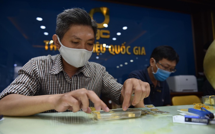 Giá vàng thế giới lao dốc mạnh, vàng trong nước giảm hàng triệu đồng/lượng