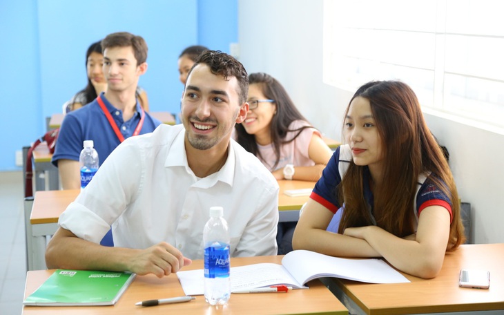 UEF và câu chuyện chăm sóc sinh viên