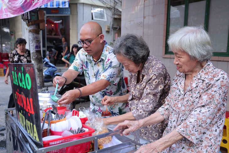 Color Man làm người bán hàng rong, kêu gọi giúp đỡ những mảnh đời khó khăn - Ảnh 1.