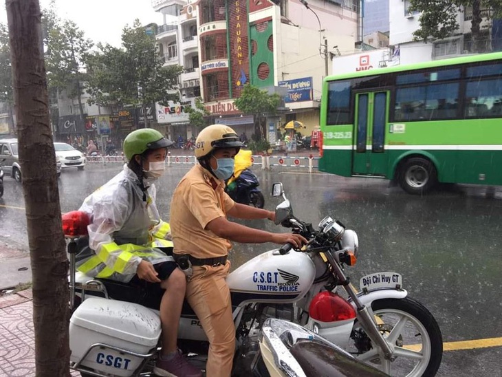 Nhường áo mưa cho thí sinh, chiến sĩ CSGT nhớ thời mình đi học - Ảnh 1.