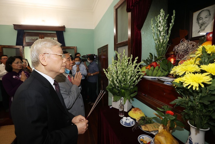 Tổng bí thư, Chủ tịch nước dâng hương tưởng niệm Chủ tịch Hồ Chí Minh - Ảnh 2.