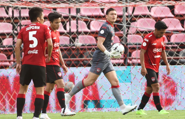 Hôm nay, Thai League trở lại: Văn Lâm sẽ bắt chính cho Muangthong United? - Ảnh 1.