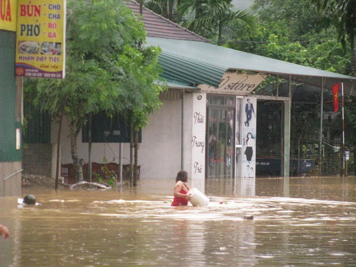 Mưa lũ tạo ra hố sụt rộng gần 40m, sâu khoảng 20m tại Hà Giang - Ảnh 1.