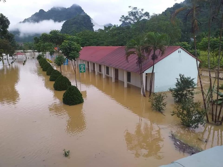 Mưa lũ tạo ra hố sụt rộng gần 40m, sâu khoảng 20m tại Hà Giang - Ảnh 7.