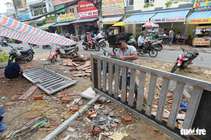 Các hộ dân tháo dỡ nhà, mở rộng nút cổ chai đường Bùi Đình Túy - Ảnh 3. Các hộ dân tháo dỡ nhà, mở rộng nút cổ chai đường Bùi Đình Túy - Ảnh 3.