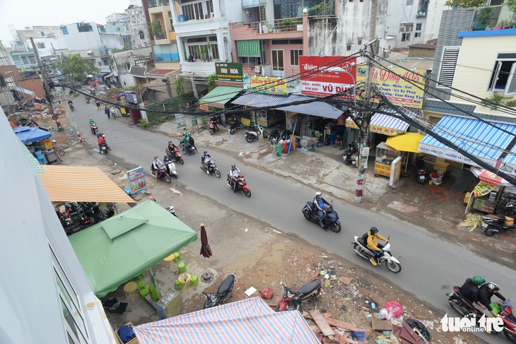 Các hộ dân tháo dỡ nhà, mở rộng nút cổ chai đường Bùi Đình Túy - Ảnh 4. Các hộ dân tháo dỡ nhà, mở rộng nút cổ chai đường Bùi Đình Túy - Ảnh 4.