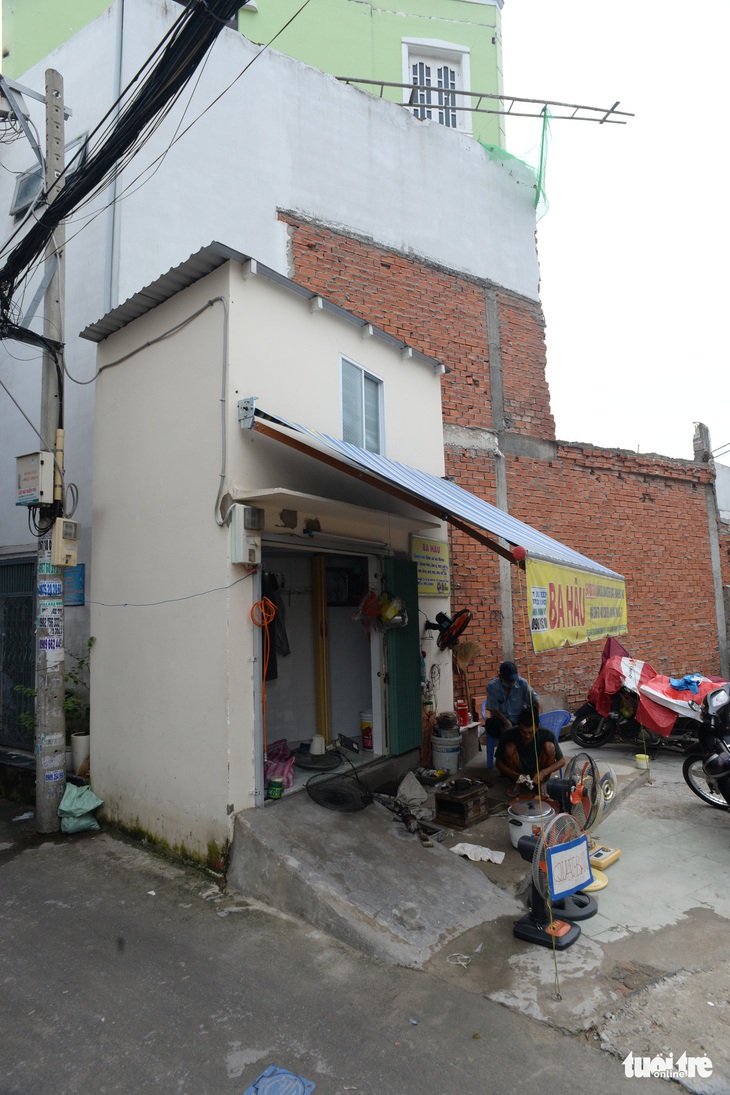 Các hộ dân tháo dỡ nhà, mở rộng nút cổ chai đường Bùi Đình Túy - Ảnh 6. Các hộ dân tháo dỡ nhà, mở rộng nút cổ chai đường Bùi Đình Túy - Ảnh 6.