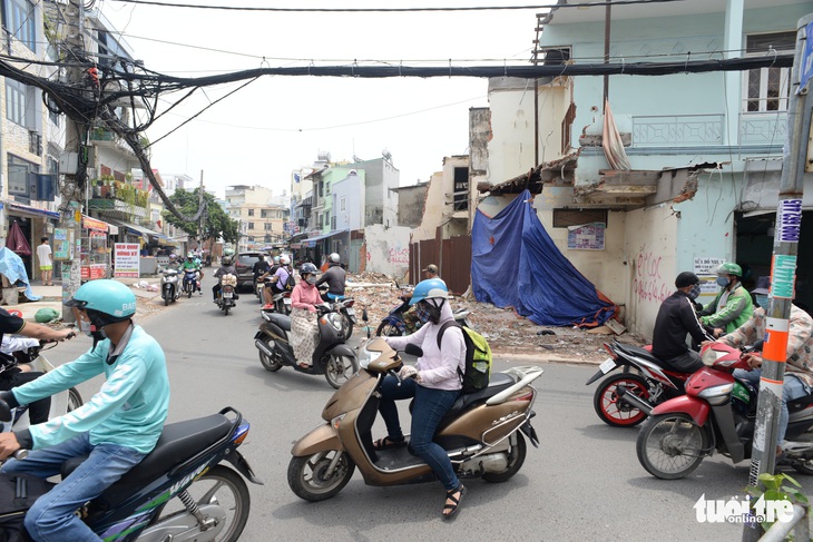 Các hộ dân tháo dỡ nhà, mở rộng nút cổ chai đường Bùi Đình Túy - Ảnh 1. Các hộ dân tháo dỡ nhà, mở rộng nút cổ chai đường Bùi Đình Túy - Ảnh 1.