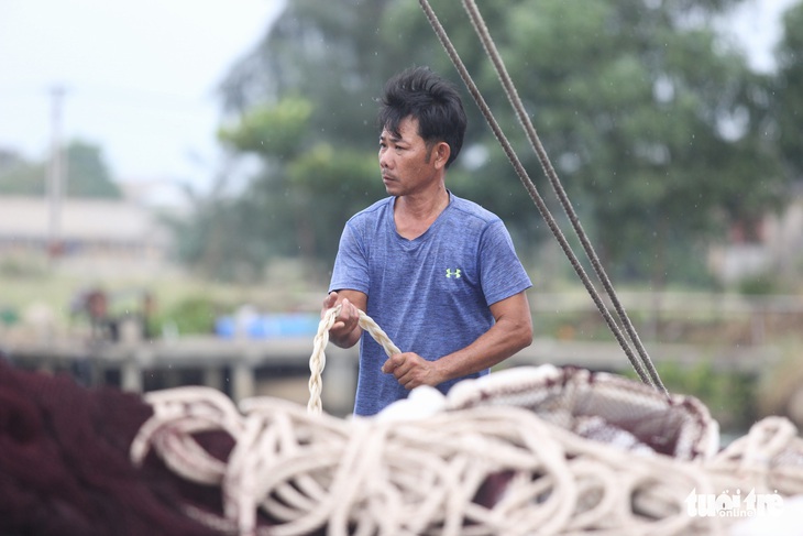 Cảng cá lớn nhất Thừa Thiên Huế hối hả trước giờ bão vào - Ảnh 9.