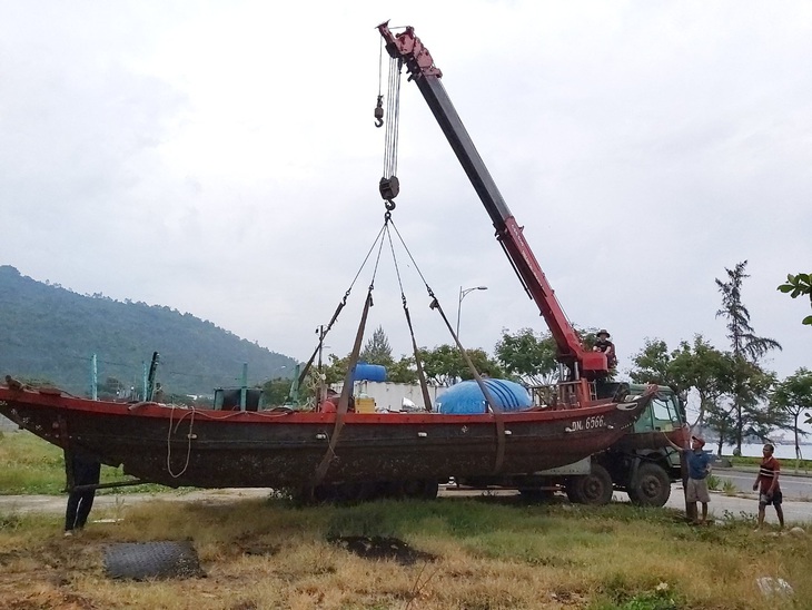 Xe cẩu chạy mệt nghỉ đưa tàu, thuyền đi tránh bão - Ảnh 3.