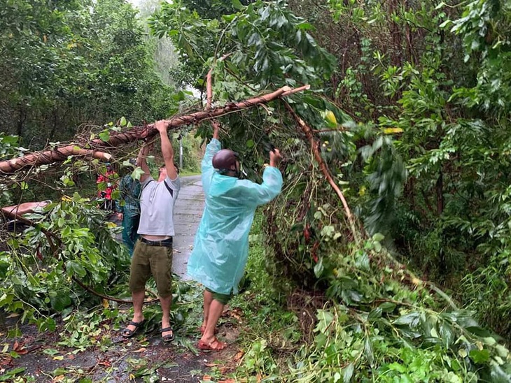 Miền Trung mưa lớn kèm sấm chớp, đường Đà Nẵng ngập, Huế đã có thiệt hại - Ảnh 4.