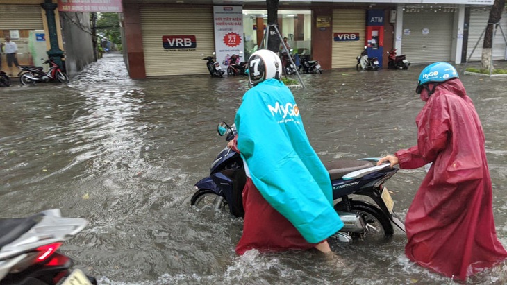 Bão đi vào giữa Quảng Trị - Thừa Thiên Huế, giảm cường độ còn cấp 7-8 - Ảnh 9.