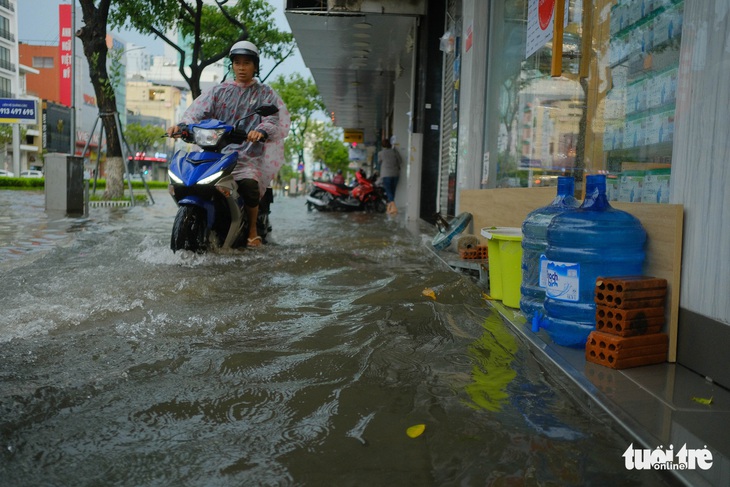 Bão số 5: Đà Nẵng chèn bao cát ngăn nước vào nhà, Huế có 14 người bị thương - Ảnh 3.