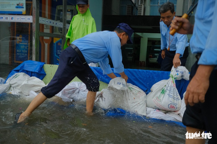 Bão số 5: Đà Nẵng chèn bao cát ngăn nước vào nhà, Huế có 14 người bị thương - Ảnh 1.